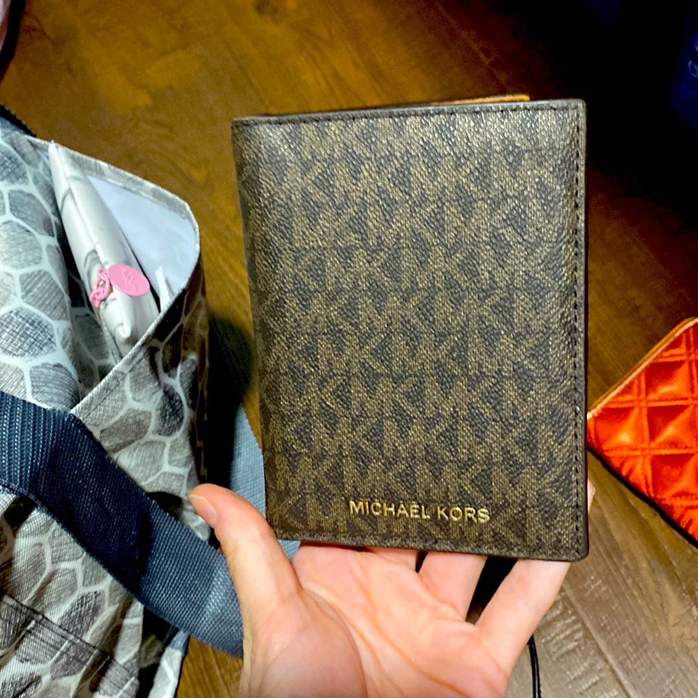 Michael Kors wallet, new condition only had it a year. Barely used got as gift